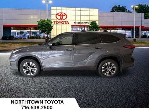Used 2022 Toyota Highlander XLE image 3