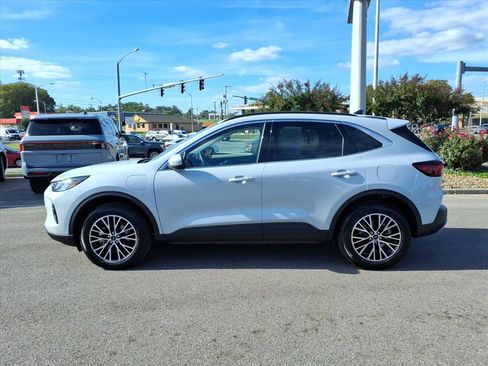 Used 2025 Ford Escape SE image 2
