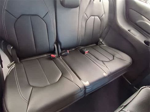 New 2026 Chrysler Pacifica Select image 23