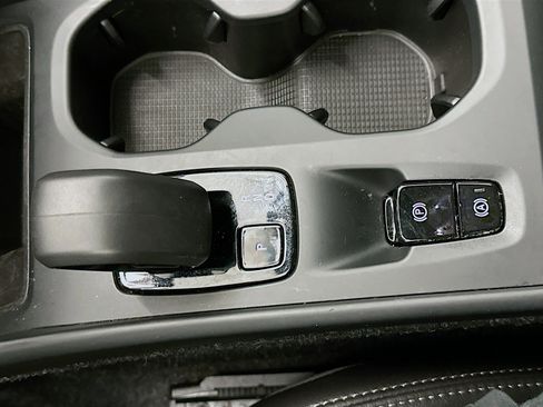 Used 2025 Volvo XC40 B5 Core image 25