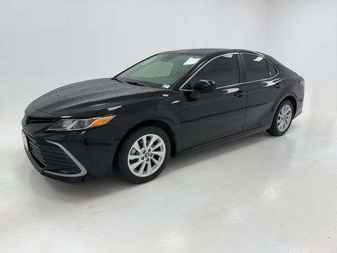 Used 2024 Toyota Camry LE image 5