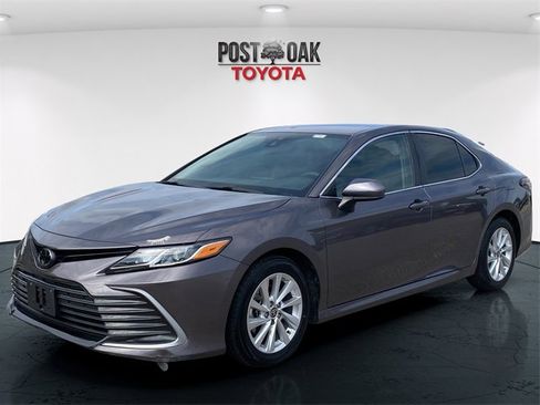 Used 2023 Toyota Camry LE image 3