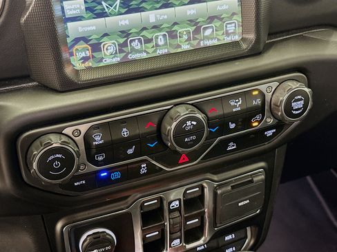 Used 2023 Jeep Wrangler Unlimited Sahara w/ Cold Weather Group AWD/4WD image 24