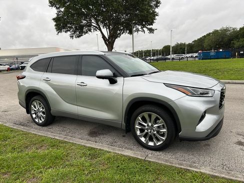 Used 2024 Toyota Highlander Limited FWD image 8