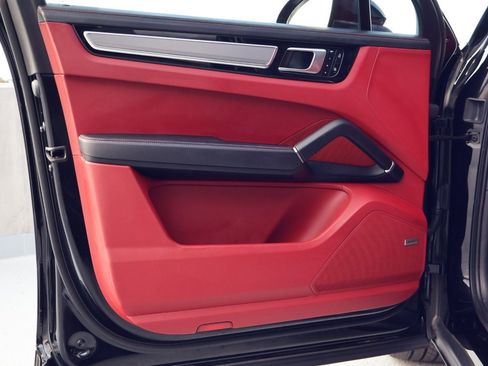 Certified 2023 Porsche Cayenne Platinum Edition image 13