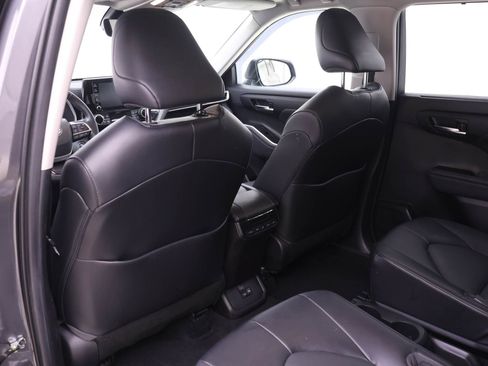 Used 2022 Toyota Highlander XLE image 10