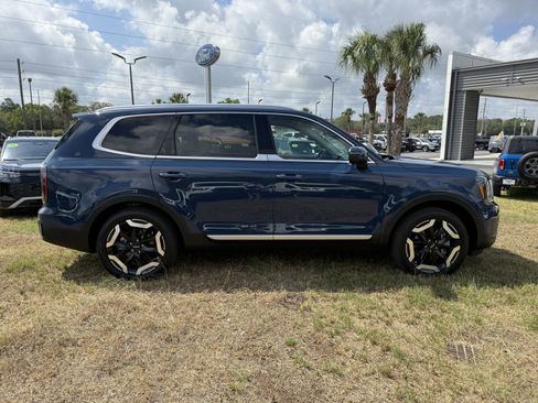 Used 2024 Kia Telluride EX w/ EX Captain's Chair Package AWD/4WD image 3