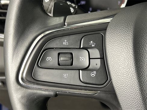 Used 2023 Buick Envision Essence image 25