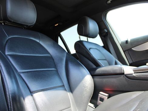 Used 2019 Mercedes-Benz GLC 300 4MATIC w/ Premium Package image 21