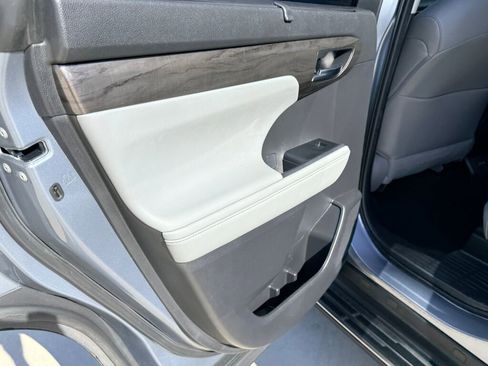 Used 2023 Toyota Highlander Limited image 18