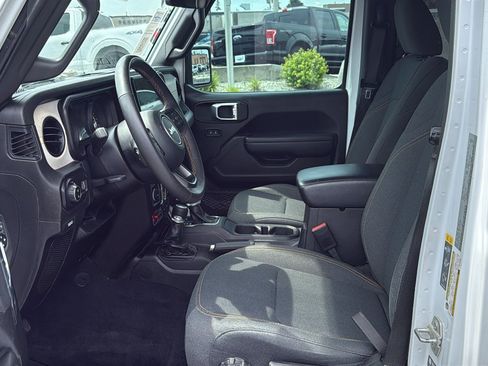 Used 2024 Jeep Gladiator Sport AWD/4WD image 11