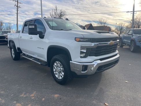 Used 2024 Chevrolet Silverado 2500 LT w/ Convenience Package image 7