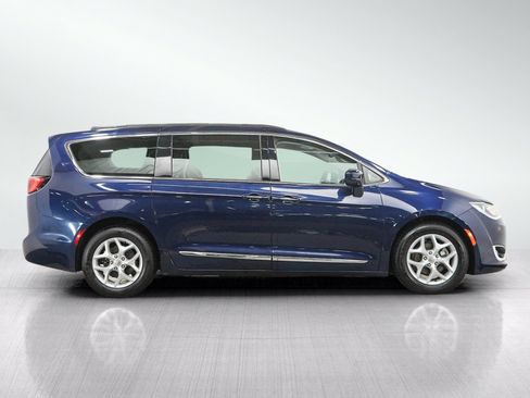 Used 2017 Chrysler Pacifica Touring-L FWD image 6