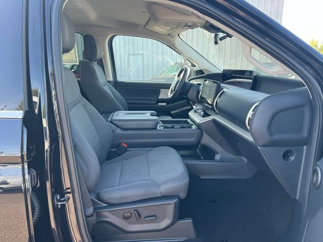 Used 2025 Ford Expedition Active AWD/4WD image 16