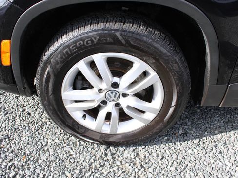 Used 2017 Volkswagen Tiguan S image 25
