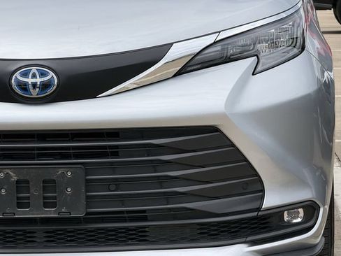 Used 2025 Toyota Sienna XLE FWD image 9