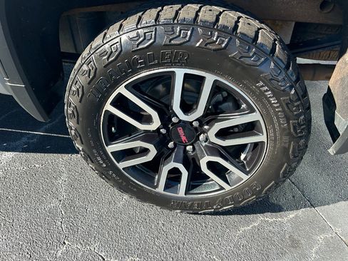 Used 2025 GMC Sierra 1500 AT4 w/ AT4 Premium Package image 31