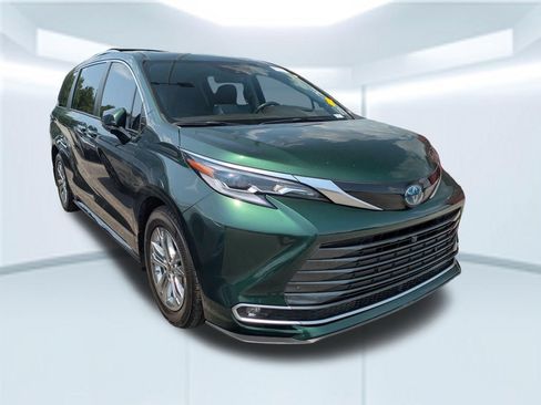 Used 2023 Toyota Sienna Platinum AWD/4WD image 3