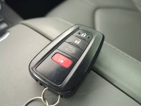 Used 2021 Toyota Highlander XLE FWD image 40