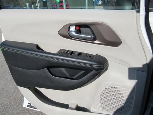 Used 2022 Chrysler Voyager LX image 17