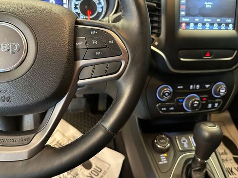 Used 2019 Jeep Cherokee Latitude Plus w/ Cold Weather Group image 12