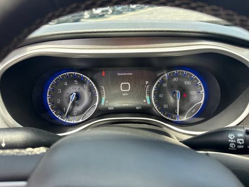 Used 2023 Chrysler Pacifica Touring-L FWD image 27
