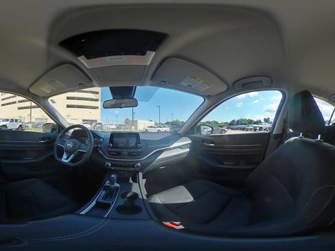 Used 2025 Nissan Altima 2.5 SV FWD image 41