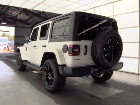 Used 2022 Jeep Wrangler Unlimited Sahara AWD/4WD image 4