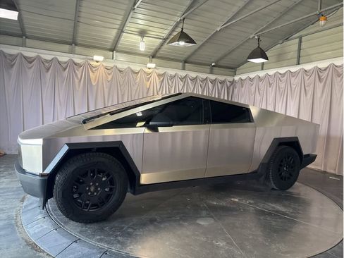 Used 2024 Tesla Cybertruck AWD Crew Cab image 4