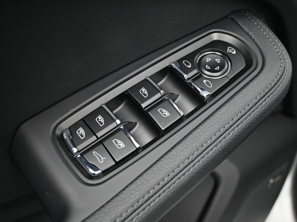 Certified 2026 Porsche Macan AWD/4WD image 19