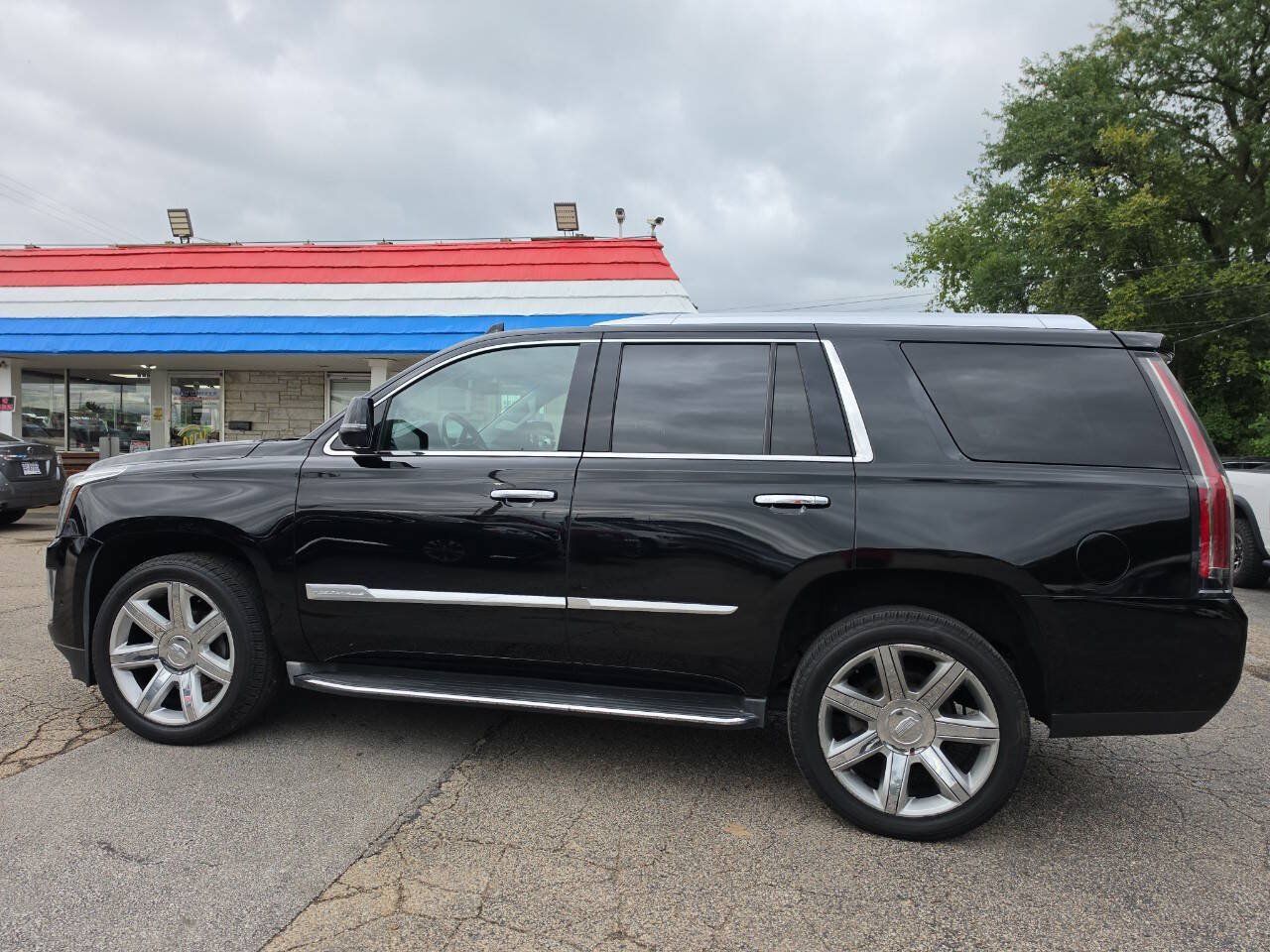 Used 2018 Cadillac Escalade Luxury AWD/4WD image 3