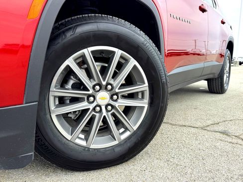 Used 2023 Chevrolet Traverse LT image 2