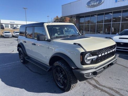 New 2025 Ford Bronco Outer Banks w/ Black Appearance Package image 2