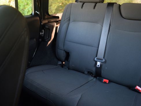 Used 2022 Jeep Wrangler Unlimited Sahara w/ Cold Weather Group image 15