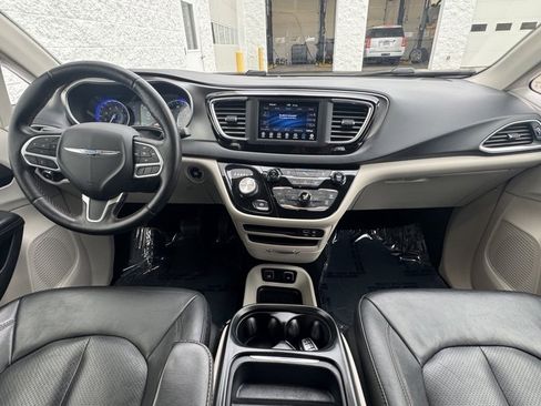Used 2020 Chrysler Pacifica Touring-L image 18