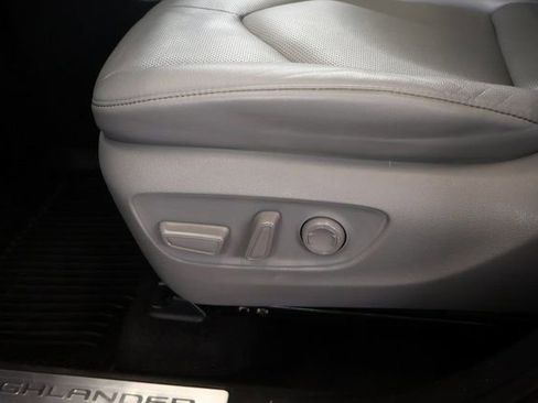 Used 2022 Toyota Highlander Limited FWD image 13