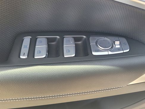 Used 2022 Genesis G70 2.0T w/ Prestige Package image 18