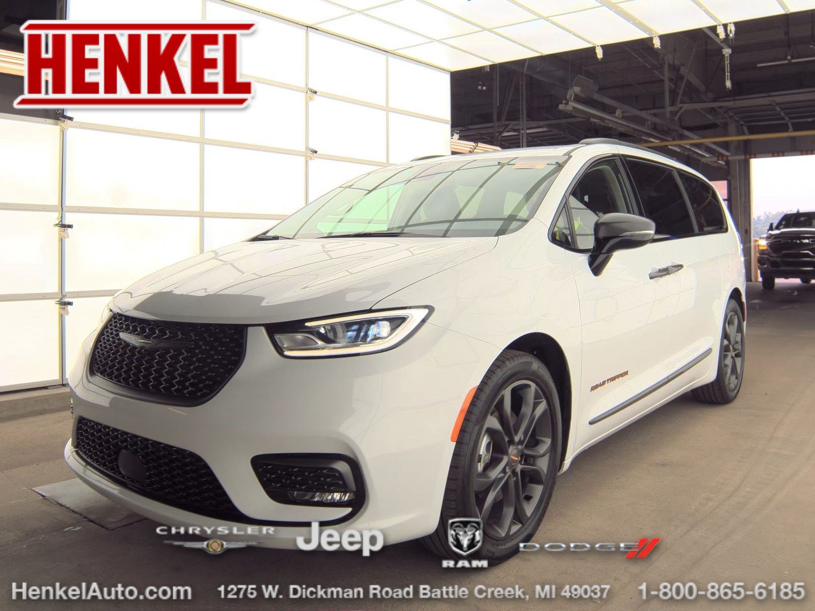 Used 2024 Chrysler Pacifica Touring-L w/ Road Tripper Package FWD image 1