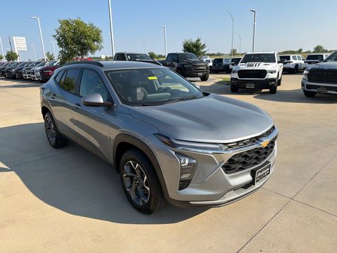 Used 2024 Chevrolet Trax LT w/ Driver Confidence Package FWD image 6