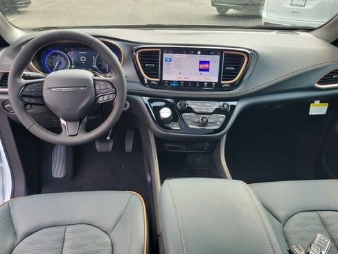 New 2027 Chrysler Pacifica Pinnacle w/ Theater Group AWD/4WD image 13