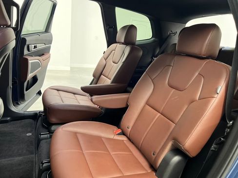 Used 2024 Kia Telluride EX w/ EX Captain's Chair Package image 16