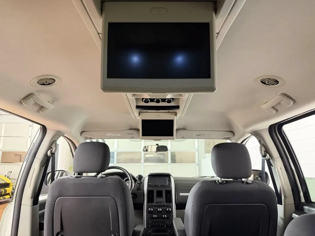Used 2009 Dodge Grand Caravan SXT w/ Entertainment Group 2 FWD image 25