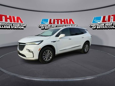 Used 2023 Buick Enclave Essence image 4