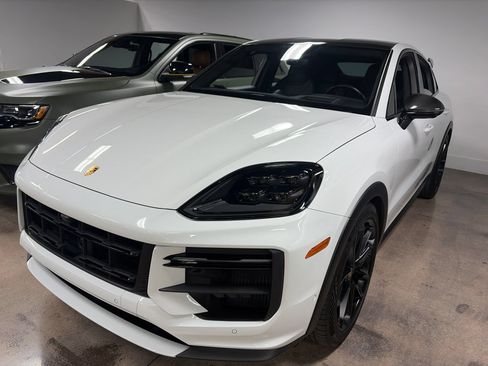 Used 2024 Porsche Cayenne Turbo GT AWD/4WD image 3