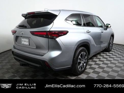 Used 2024 Toyota Highlander XLE image 3