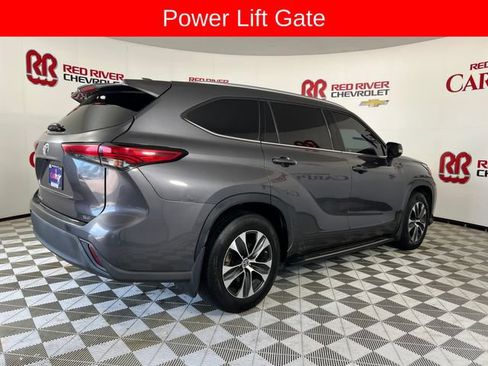 Used 2021 Toyota Highlander XLE FWD image 8