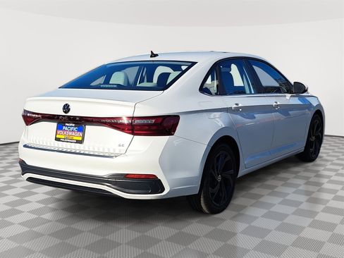 Certified 2025 Volkswagen Jetta SE w/ Sunroof Package image 5
