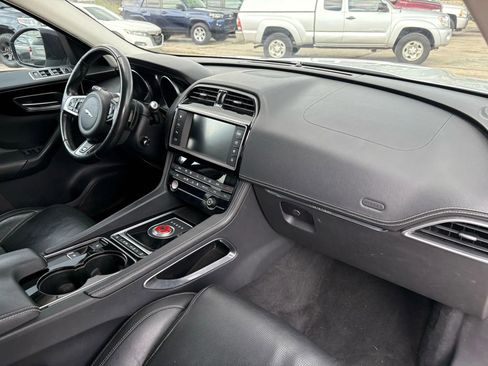 Used 2017 Jaguar F-PACE R-Sport image 19