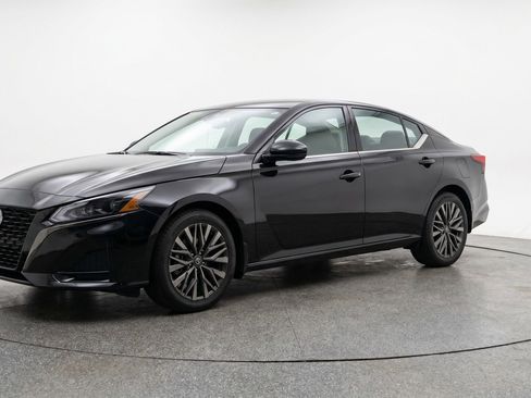 Used 2025 Nissan Altima 2.5 SV FWD image 3