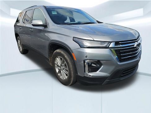 Used 2023 Chevrolet Traverse LT FWD image 2